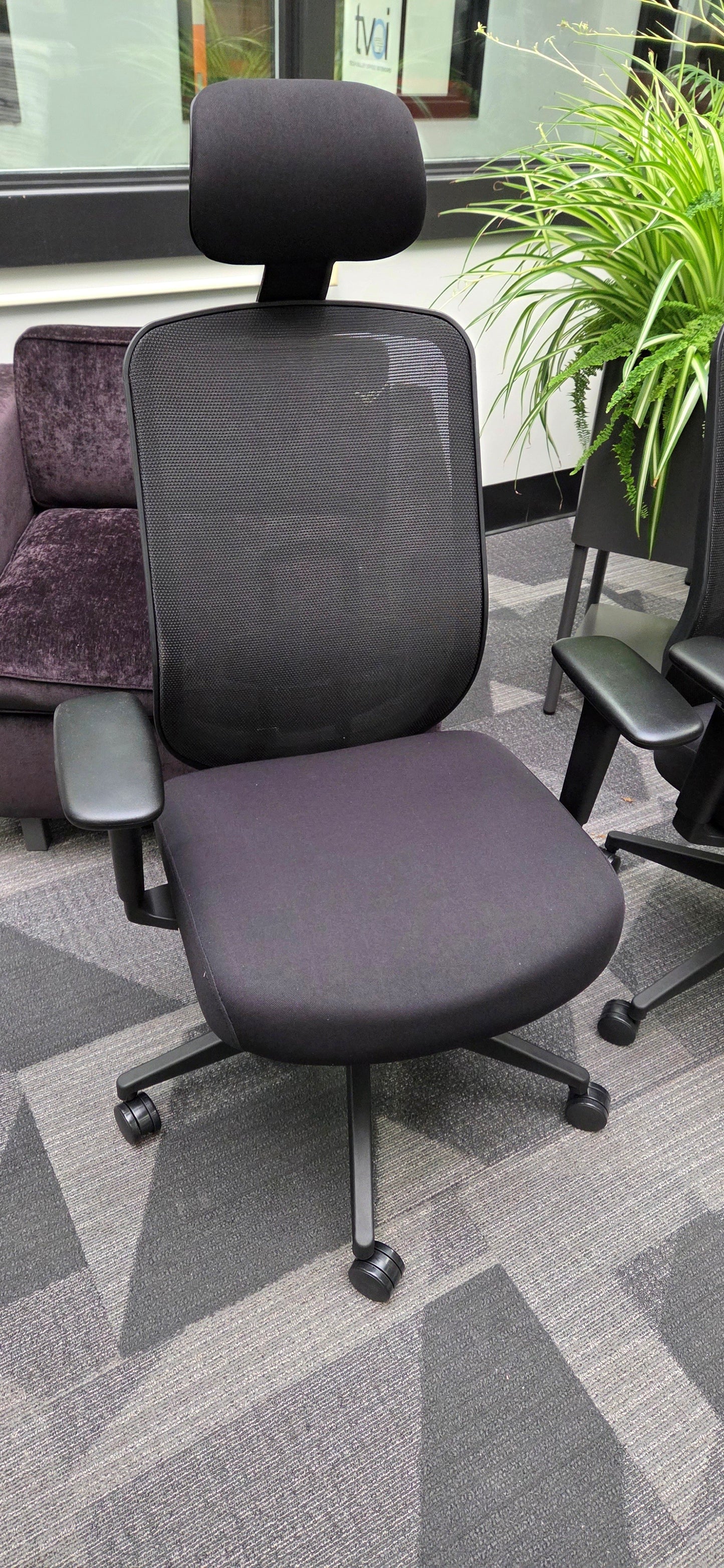 HON Altern- Black w/ Headrest