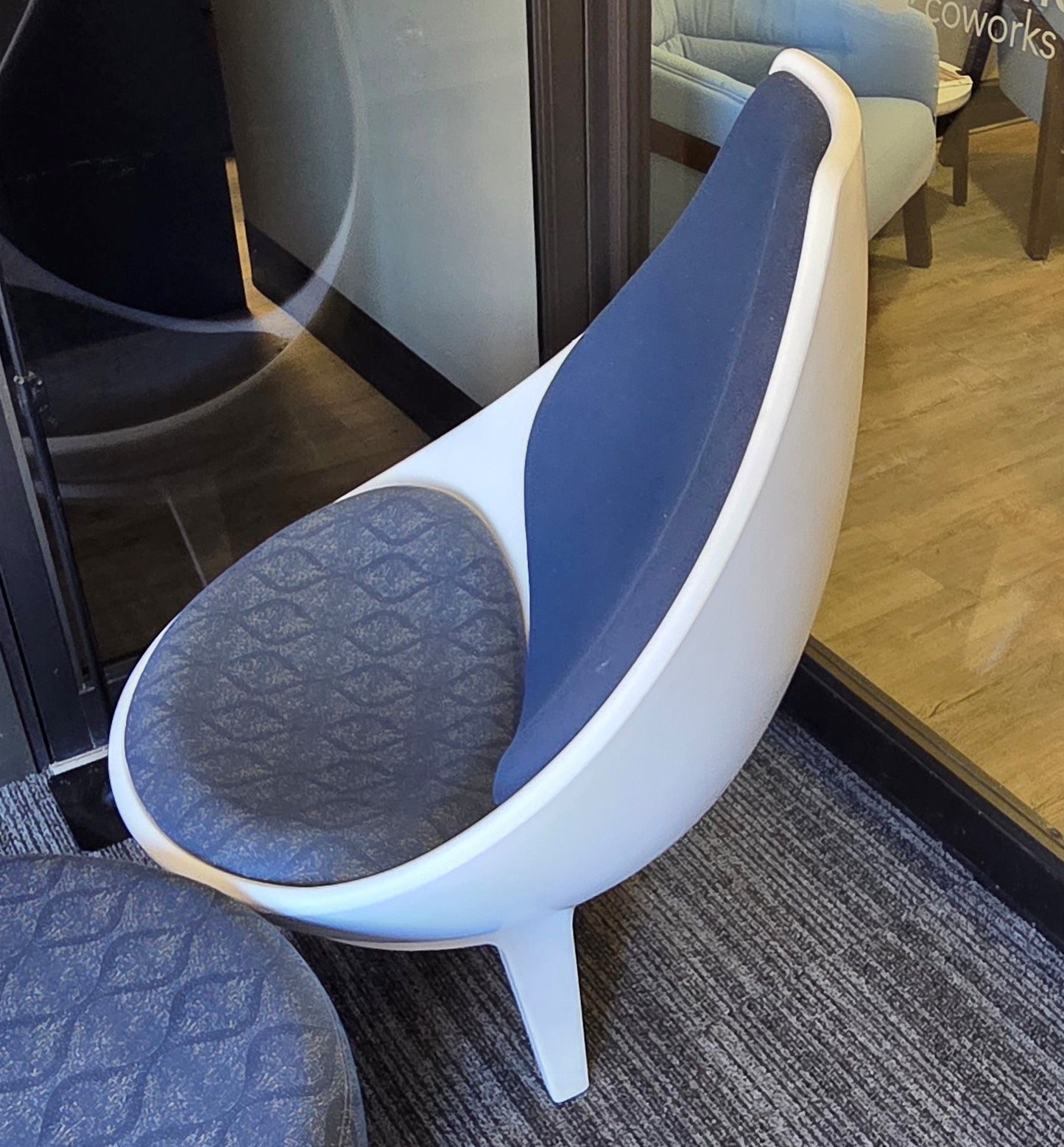 KI Sway Chair w/ ottoman