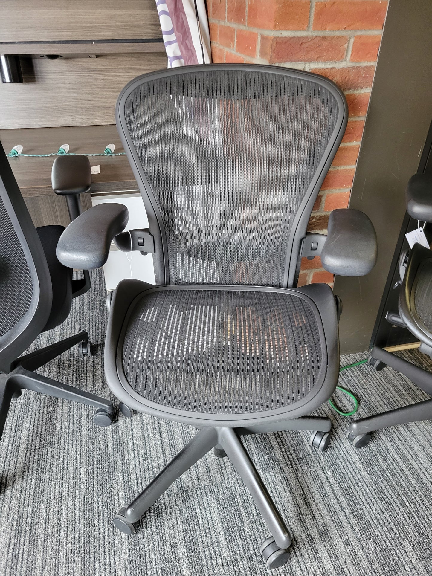 Pre-owned Herman Miller Classic, Size B
