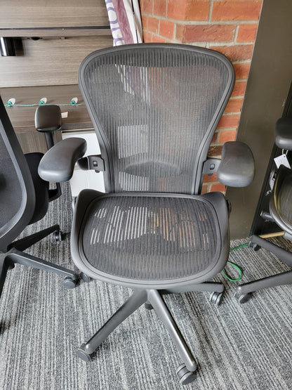 Pre-owned Herman Miller Classic, Size B