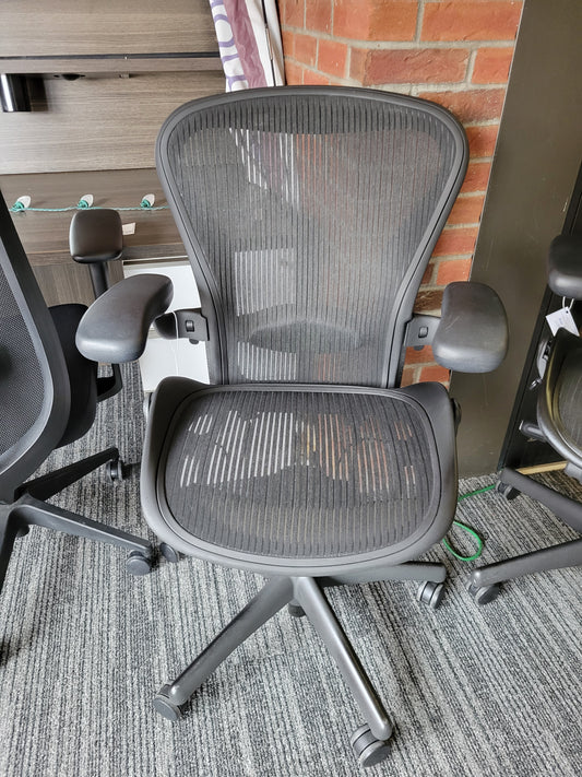 Pre-owned Herman Miller Classic, Size B