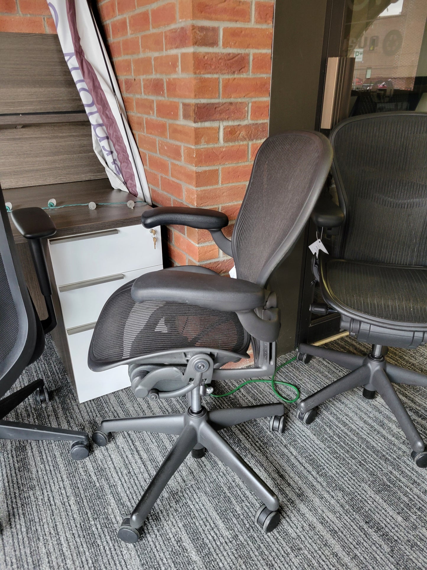 Pre-owned Herman Miller Classic, Size B
