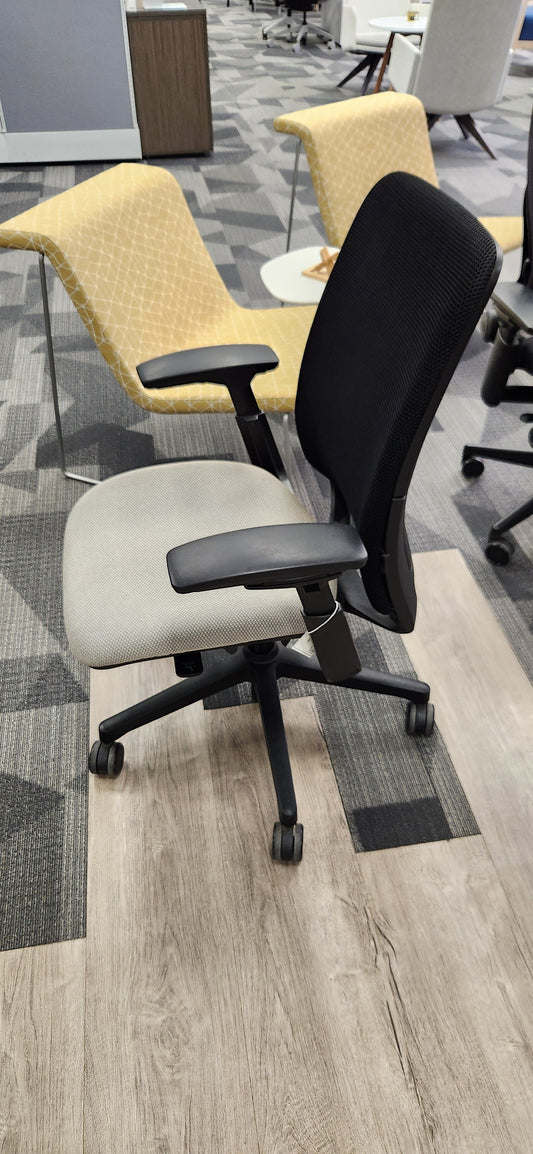 Steelcase Leap V2 Task Chair | Pre-Owned | Fully Adjustable | Gray Fabric
