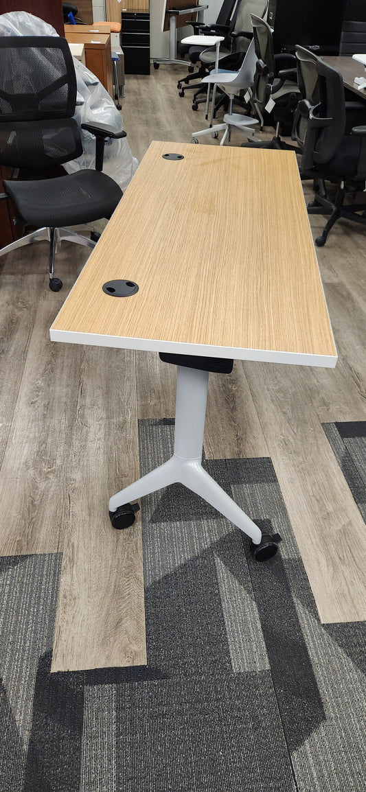 Preowned HON Huddle table