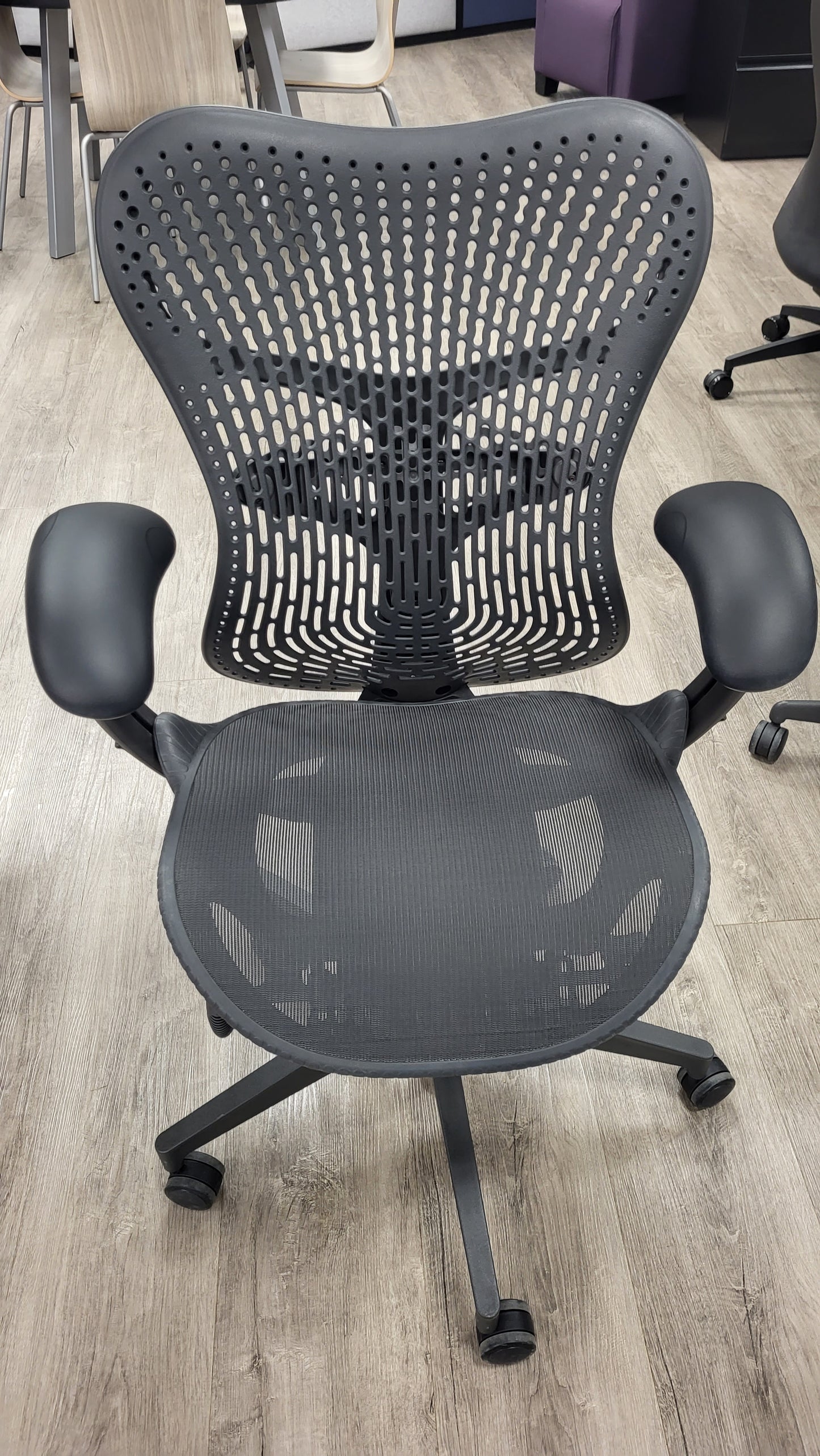 Pre-owned Herman Miller Mirra